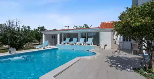 Villa Almas mit beheiztem Pool