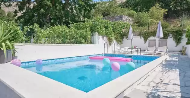 Holiday House Roza s bazenom i pogledom na more