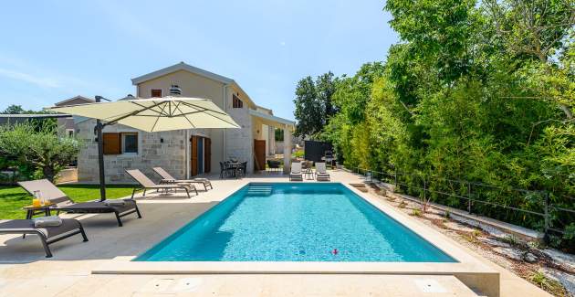 Villa Alloro Muntrilj with pool
