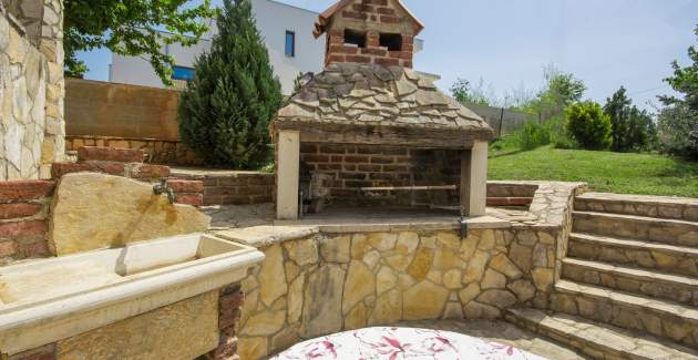 Appartamento Ljiljana I con terrazza e barbecue