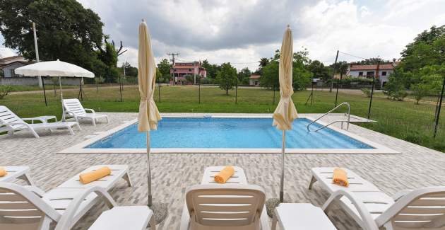 Appartamento Dvori con piscina privata e barbecue