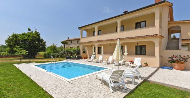 Appartamento Dvori con piscina privata e barbecue