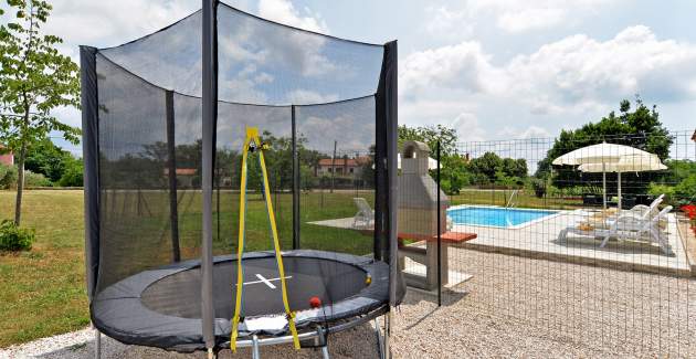 Appartamento Dvori con piscina privata e barbecue