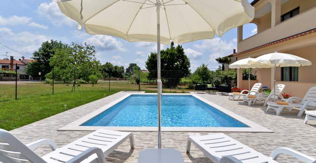 Appartamento Dvori con piscina privata e barbecue