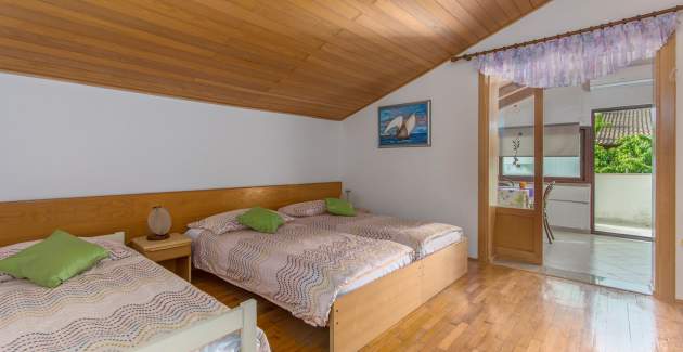 Ferienwohnung mit 2 Schlafzimmern, Balkon und Garten , Emili  A5