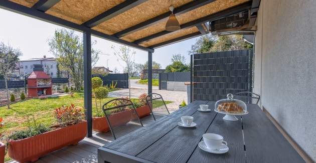 Apartment Petricija with Garden