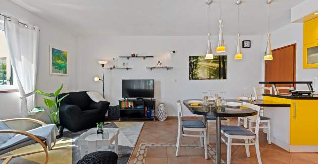 Modern Two-Bedroom Apartment Impreza in Vabriga