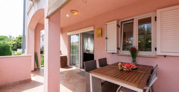 Modern Two-Bedroom Apartment Impreza in Vabriga