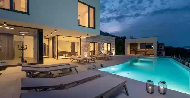 Villa rOvni mit beheiztem Pool