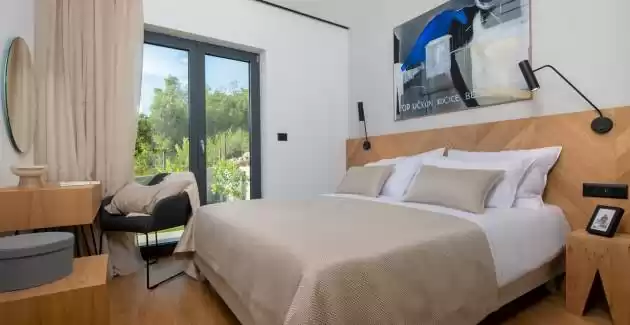 Villa rOvni mit beheiztem Pool