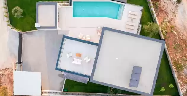 Villa rOvni mit beheiztem Pool