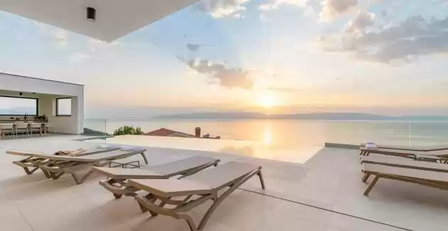 Villa rOvni mit beheiztem Pool