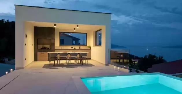 Villa rOvni mit beheiztem Pool
