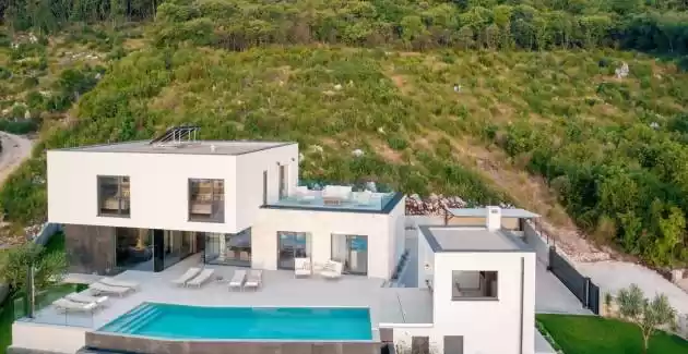 Villa rOvni mit beheiztem Pool