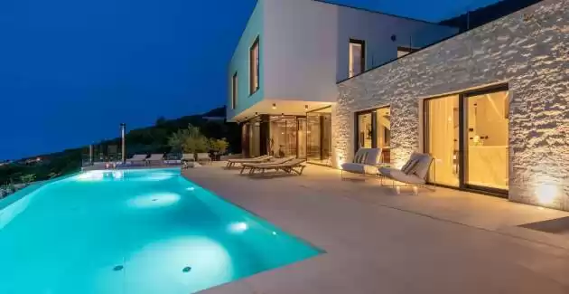 Villa rOvni mit beheiztem Pool