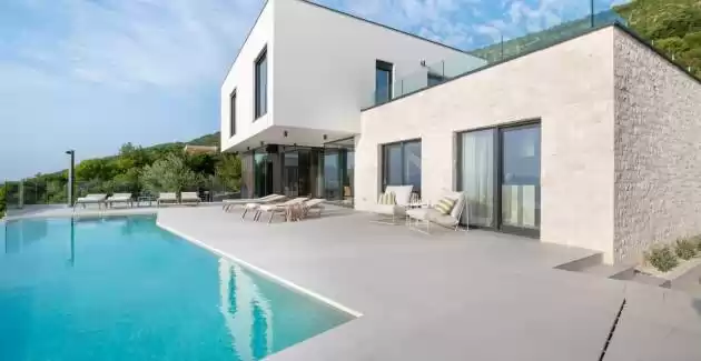 Villa rOvni mit beheiztem Pool