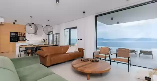 Villa rOvni mit beheiztem Pool
