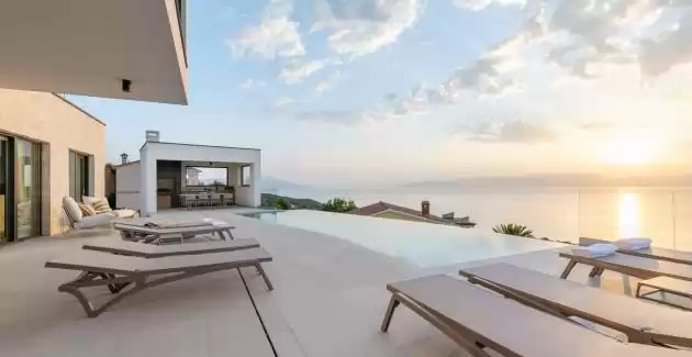 Villa rOvni mit beheiztem Pool