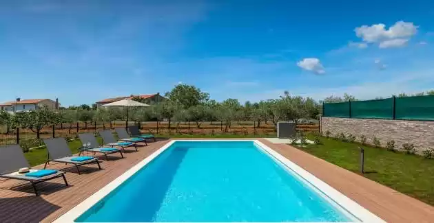 Villa Artsi mit beheiztem Pool