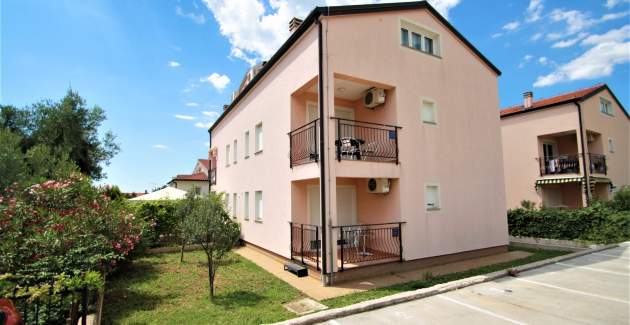Geräumiges Apartment Mendikovic mit 2 Schlafzimmern und mit Terrasse