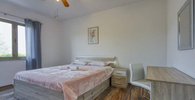 Bakša APP / Three-Bedroom A1 with shared pool