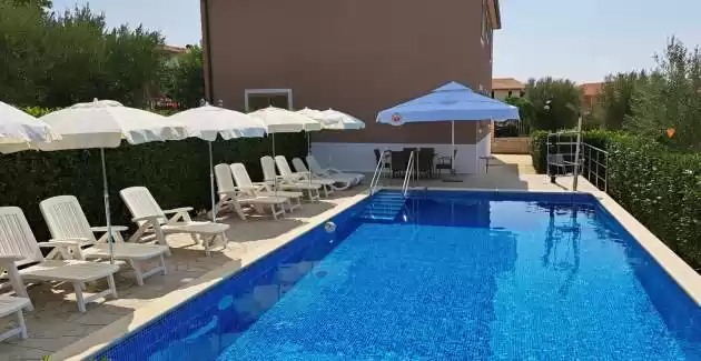 Bakša APP / Three-Bedroom A1 with shared pool