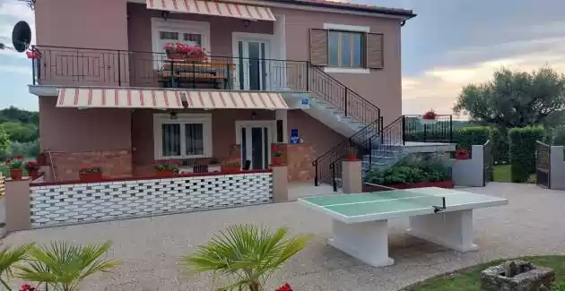 Bakša APP / Three-Bedroom A1 with shared pool