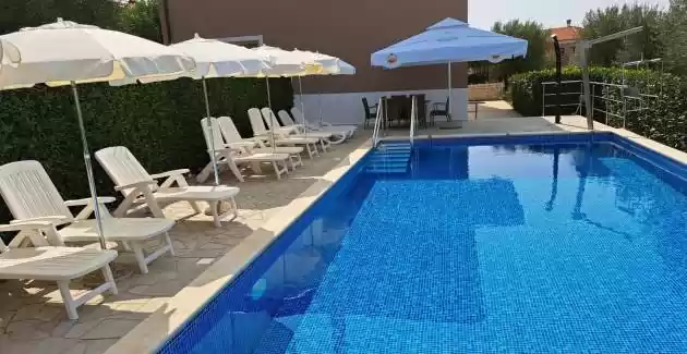 Bakša APP / Three-Bedroom A1 with shared pool