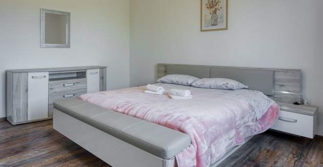 Bakša APP / Three-Bedroom A1 with shared pool