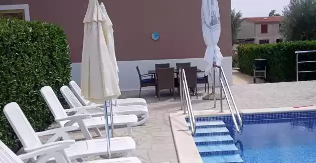 Bakša APP / Three-Bedroom A1 with shared pool