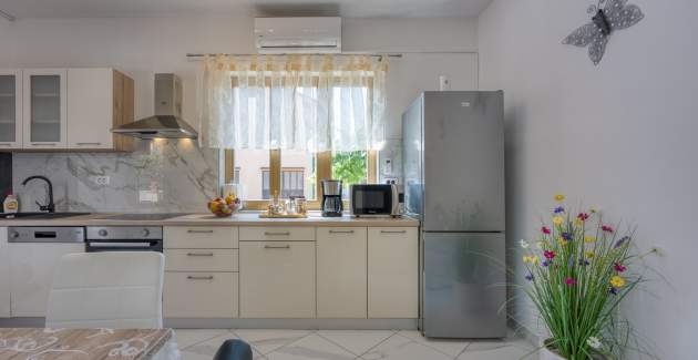 Bakša APP / Three-Bedroom A1 with shared pool