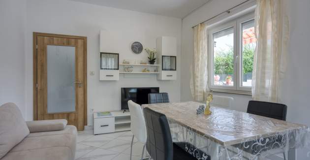 Bakša APP / Three-Bedroom A1 with shared pool