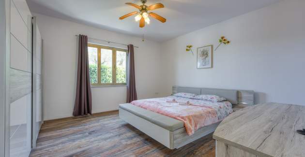 Bakša APP / Three-Bedroom A1 with shared pool