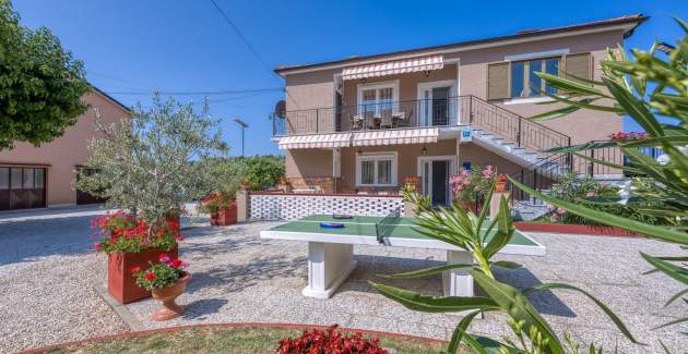 Bakša APP / Three-Bedroom A1 with shared pool