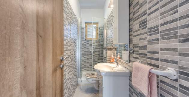 Bakša APP / Three-Bedroom A1 with shared pool