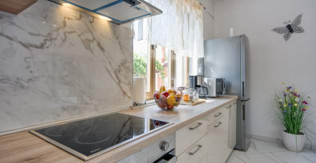 Bakša APP / Three-Bedroom A1 with shared pool