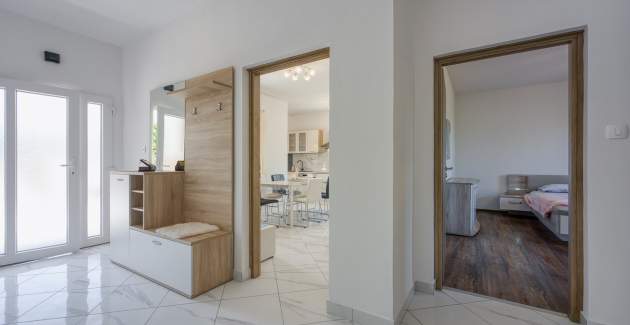 Bakša APP / Three-Bedroom A1 with shared pool