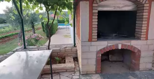 Bakša APP / Three-Bedroom A1 with shared pool