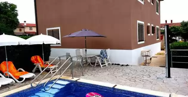 Bakša APP / Three-Bedroom A1 with shared pool