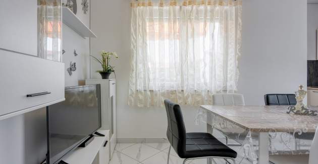Bakša APP / Three-Bedroom A2 with shared pool