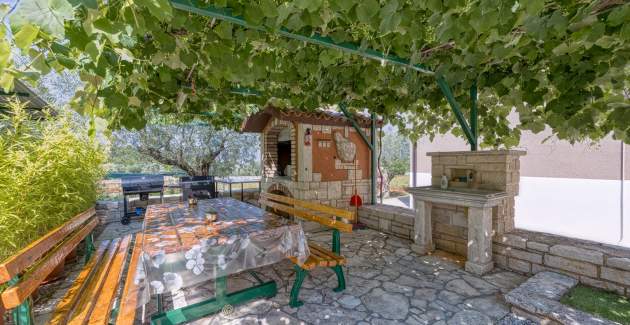 Bakša APP / Three-Bedroom A2 with shared pool