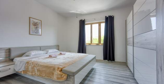 Bakša APP / Three-Bedroom A2 with shared pool