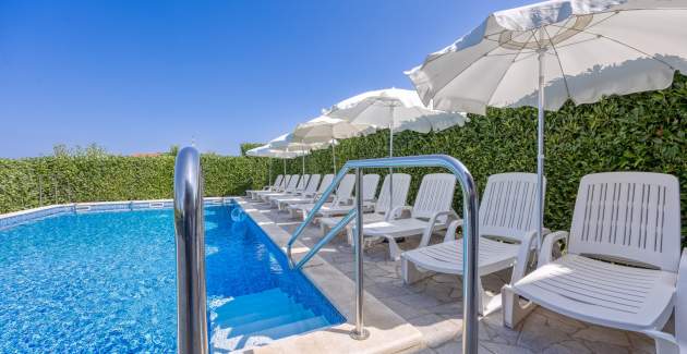 Bakša APP / Three-Bedroom A2 with shared pool