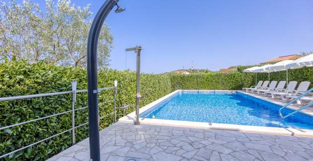 Bakša APP / Three-Bedroom A2 with shared pool