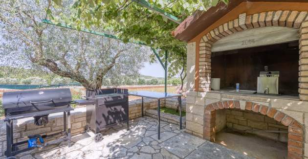 Bakša APP / Three-Bedroom A2 with shared pool