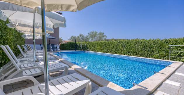 Bakša APP / Three-Bedroom A2 with shared pool