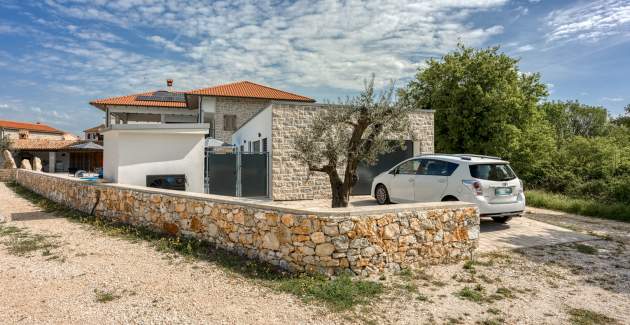 A4/Apartment wit Shared Pool