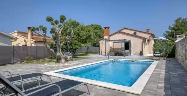 Romantic Studio Apartment with Private Pool