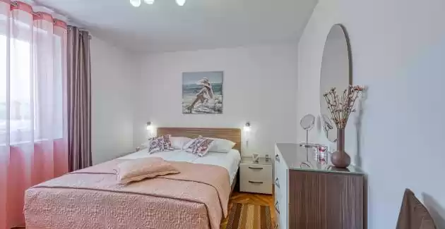 Apartman Mirjana s balkonom u centru grada