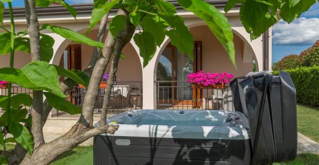 Holiday House Lori with jacuzzi